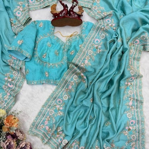 Conjunto de sari de seda Vichitra verde mar con blusa de trabajo pesado bordada con lentejuelas y flores.