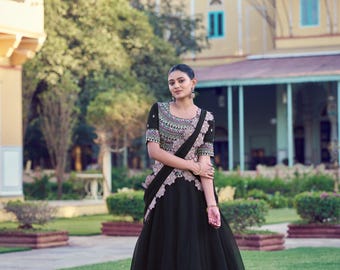 Lehenga Choli Jet Black Aurum em Georgette com Dupatta Floral com Bordas Onduladas