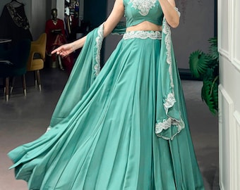 Conjunto de Lehenga Choli em Seda com Estampa Rangoli em Tons de Violeta Escuro e Verde Menta