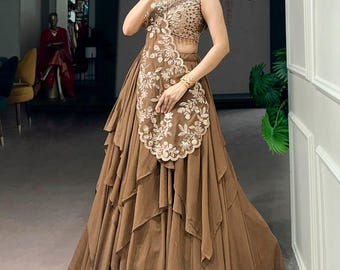 Lehenga Choli com babados em tecido marmorizado marrom mocha e aplicações de lantejoulas.