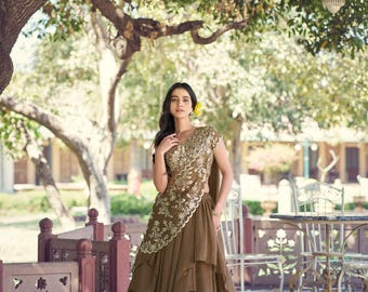 Lehenga Choli com babados em tecido marmorizado marrom mocha e aplicações de lantejoulas.