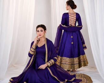 Conjunto de vestido Anarkali em seda roxa real, vestido evasê com calça e dupatta, traje indiano para convidada de casamento, alças cruzadas nas costas.