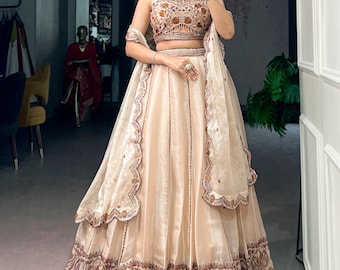 Lehenga Choli em seda amassada cor champanhe com blusa frente única.