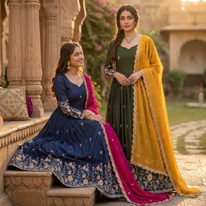 Robe de chambre en soie bleu indigo anarkali vert forêt avec sequins tubulaires, broderie au fil Zari