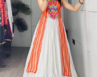 Lehenga branca de algodão rayon com kurti laranja com fenda frontal em estilo leheriya.