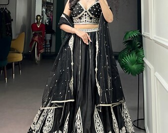 Lehenga Choli Naysha em seda preta com bordado em fio branco.