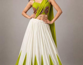 Lehenga Choli em algodão verde limão off-white: bordado com espelhos e blusa com pérolas e conchas Kaudi.