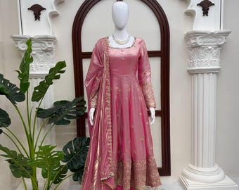 Conjunto Anarkali rosa-claro em seda com calça e dupatta, vestido longo com bordado pesado de lantejoulas, roupa para Rakhi, vestido para convidada de casamento indiano.