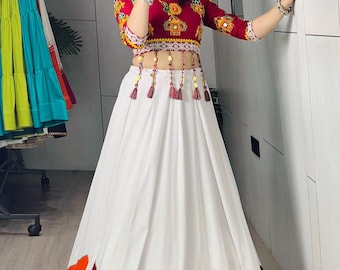 Saia Lehenga branca pronta para usar, com 6 metros de comprimento e modelagem evasê e borda triangular Kali.