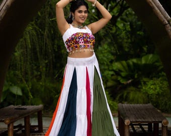 Saia Lehenga branca pronta para usar, com 8 metros de comprimento e modelagem evasê e top com franjas espelhadas.