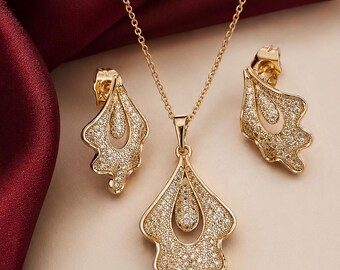 Set composto da collana e orecchini, placcati in oro, impermeabili e con zirconi cubici.