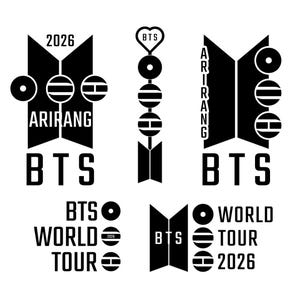 Pode incluir: Designs gráficos em preto e branco com os textos "BTS", "ARIRANG" e "WORLD TOUR 2026". Os designs incluem formas e símbolos estilizados, com um elemento em forma de coração.