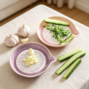 Peut inclure: Un plateau de service en bois fait à la main, avec une finition naturelle. De forme rectangulaire avec des coins arrondis et deux poignées sculptées. Le grain du bois est visible. Dimensions : environ 40 cm de long et 25 cm de large.