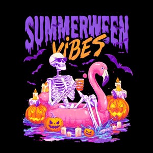 Peut inclure: Illustration numérique sur fond noir représentant un squelette portant des lunettes de soleil, se relaxant dans une bouée gonflable flamant rose. L'image comprend des citrouilles, des bougies, des chauves-souris et le texte "SUMMERWEEN VIBES".