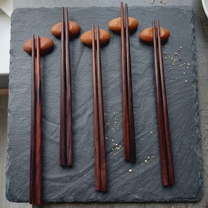 Handgjorda ätpinnar och ätpinnshållare i rosenträ, ätpinnar i naturliga trä, återanvändbara bestick, miljövänliga köksredskap