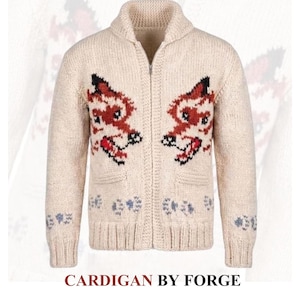 Könnte beinhalten: Cremefarbene Strickjacke mit Reißverschluss und Schalkragen. Der Pullover hat zwei fuchsartige Designs in Rot, Schwarz und Weiß auf der Vorderseite, mit floralen Mustern am unteren Rand. Der Text "CARDIGAN BY FORGE" steht unten.