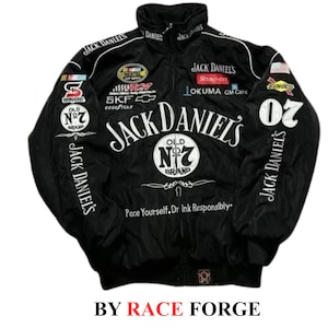 Op de afbeelding: Zwarte racejas met witte Jack Daniel's en sponsorlogo's. Voorzien van het nummer 07 op de rechtermouw. De tekst "Pace Yourself. Dr Ink Responsibly" is op de voorkant gedrukt. De tekst "BY RACE FORGE" staat onderaan.