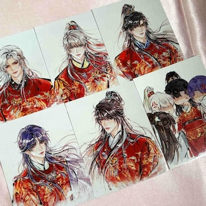Könnte beinhalten: Eine Sammlung von sechs rechteckigen Kunstdrucken mit detaillierten Illustrationen im Anime-Stil von Charakteren mit langem Haar, die verzierte, traditionell anmutende Gewänder in Rot und Gold tragen. Die Bilder zeigen verschiedene ausdrucksstarke Porträts.