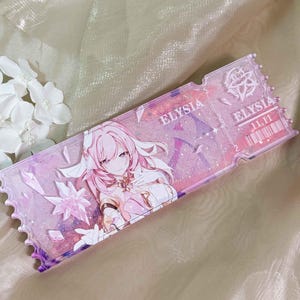Könnte beinhalten: Ein rechteckiger Anhänger aus Kunstharz in Ticketform mit einem glitzernden, rosa-violetten Farbverlauf. Er zeigt eine Anime-Figur mit langem rosa Haar, Kristallakzenten und den zweimal aufgedruckten Schriftzug ELYSIA sowie das Datum 11.11.