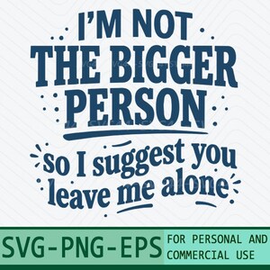 Könnte beinhalten: Ein digitales Grafikdesign mit dem dunkelblauen Text I'M NOT THE BIGGER PERSON so I suggest you leave me alone, akzentuiert durch kleine Punkte und geschwungene Linien. Der untere Bereich enthält den Text SVG-PNG-EPS FOR PERSONAL AND COMMERCIAL USE.