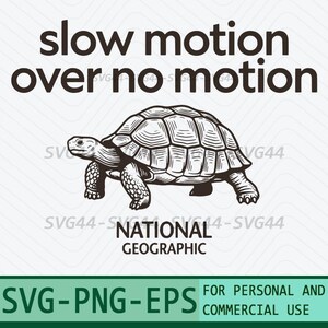 Puede incluir: Una ilustración de líneas de color marrón oscuro de una tortuga centrada sobre un fondo blanco. Sobre la tortuga aparece el texto slow motion over no motion. Debajo de la tortuga aparece el texto NATIONAL GEOGRAPHIC. La barra inferior contiene SVG-PNG-EPS.