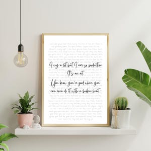 Op de afbeelding: Een ingelijste witte poster met lichtgrijze achtergrondtekst en dikke zwarte cursieve letters met de tekst: I cry a lot but I am so productive. It's an art. You know you're good when you can even do it with a broken heart.