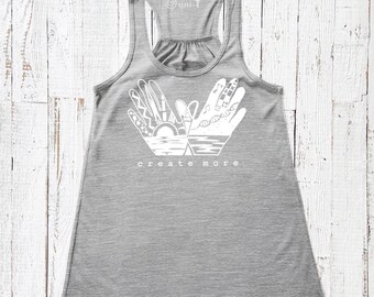Camiseta sin mangas fluida y artística: diseño estampado a mano por un artista.