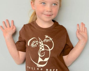 Camiseta infantil orgánica con estampado gráfico: Arte impreso a mano, algodón de comercio justo.