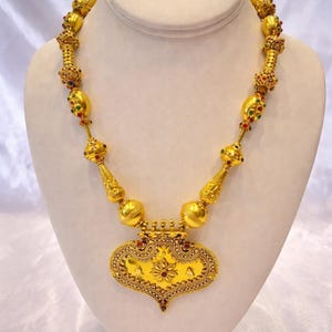 Magnífico collar de oro de 22 quilates con diamantes, rubíes, esmeraldas y zafiros (102,40 g), estilo vintage.