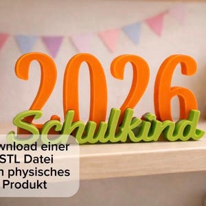 May include: Orange 2026 sign with green "Schulkind" text, likely for a back-to-school theme. A yellow backpack, pencils, and books are in the background. The image also includes text: "Download einer STL Datei Kein physisches Produkt."