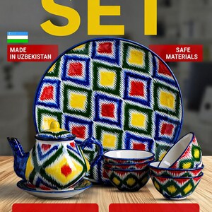Può includere: Un set di ceramiche Rishtan, con teiera, ciotole, un piatto tradizionale (32 cm) e un piatto da portata. Il set presenta un vivace motivo geometrico in rosso, giallo, verde e blu. Prodotto in Uzbekistan con materiali sicuri.