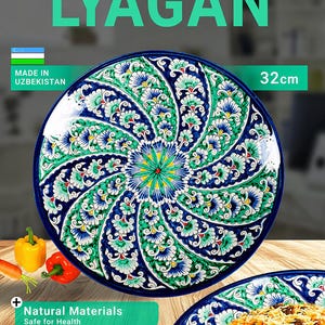 Può includere: Piatto rotondo in ceramica blu e bianca con motivo floreale. Il piatto, di 32 cm di diametro, presenta le scritte "LYAGAN" e "RISHTAN CERAMICS". Prodotto in Uzbekistan, superficie smaltata.
