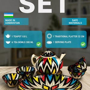 Può includere: Un set di ceramiche Rishtan dall'Uzbekistan, con una teiera, sei ciotole, un piatto tradizionale (32 cm) e un piatto da portata. Il set presenta un design geometrico colorato con accenti rossi, gialli, blu e neri. Il testo sull'immagine dice "Safe Materials".