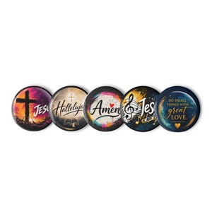 Puede incluir: Cinco chapas redondas con temas religiosos. Los diseños incluyen una cruz con la palabra Jesus, la palabra Hallelujah con un libro abierto, la palabra Amen con un corazón, una clave de sol con Jesus y el texto Do Small Things With Great Love.