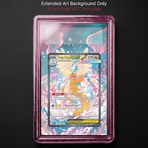 Puede incluir: Una carta Pokémon Mega Dragonite EX, dentro de una funda protectora rosa. La carta presenta una colorida ilustración de una criatura con forma de dragón. El texto incluye "DIGITAL DOWNLOAD" y "Extended Art Background Only". El logotipo de Collex es visible.