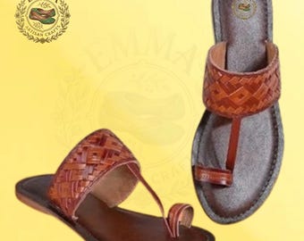 Sandalias Kolhapuri de cuero hechas a mano, calzado étnico tradicional indio para la playa.