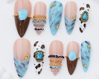 Mandel Press On Nails: Türkis, Kuh-Druck, Marmor, Goldkettenanhänger