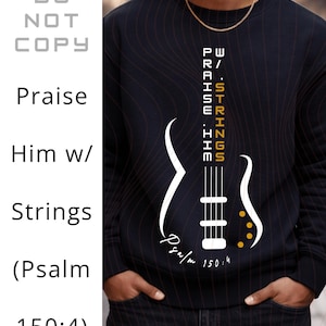Könnte beinhalten: Schwarzes Sweatshirt mit einem weißen Gitarrenmotiv und dem Text "Praise Him w/ Strings" und "Psalm 150:4". Das Design ist vertikal mit den Wörtern "Praise Him" und "Strings" in einer Spalte. Die Wörter sind in Weiß und Gold.