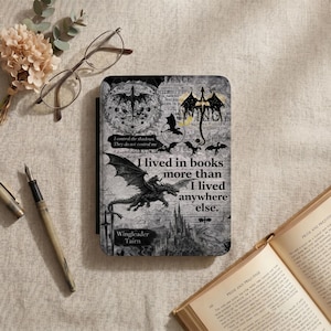 Könnte beinhalten: Ein schwarz-weißes Buchcover mit Drachenillustrationen und dem Text "I lived in books more than I lived anywhere else." Der Text "Wingleader Tairn" ist ebenfalls enthalten.