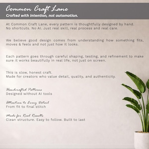 Puede incluir: Fondo blanco con texto que dice "Common Craft Lane" y "Crafted with intention, not automation". El texto describe el proceso de dise&ntilde;o, enfatizando la artesan&iacute;a y la atenci&oacute;n al detalle. Una planta en maceta est&aacute; en la esquina inferior derecha.