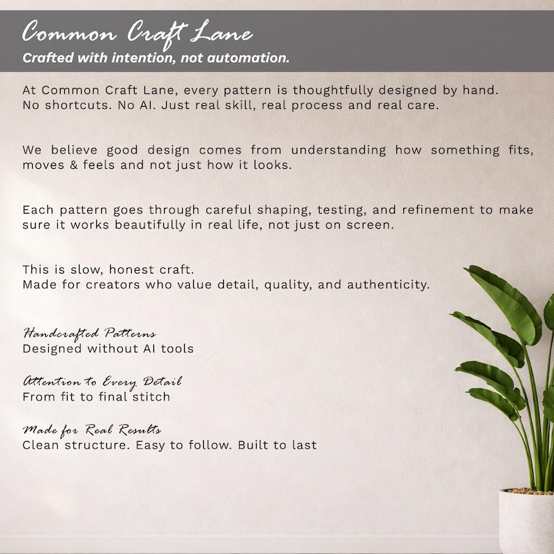Puede incluir: Fondo blanco con texto que dice "Common Craft Lane" y "Crafted with intention, not automation". El texto describe el proceso de dise&ntilde;o, enfatizando la artesan&iacute;a y la atenci&oacute;n al detalle. Una planta en maceta est&aacute; en la esquina inferior derecha.