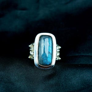 Anillo de labradorita azul, anillo rectangular llamativo con piedra preciosa azul, anillo bohemio vintage en tono plateado, regalo de joyería único de estilo artesanal