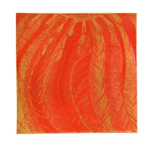 Op de afbeelding: Abstracte print in rood en goud met een textuur, gelaagd ontwerp. De print heeft een herhalend patroon van lijnen en vormen.