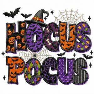 Può includere: Un disegno ricamato con il testo HOCUS POCUS in grandi lettere stampatello. Le lettere sono riempite con motivi di zucche, pipistrelli, stelle, ossa, corvi, ragnatele e rombi in arancione, viola, verde e nero con un cappello da strega.