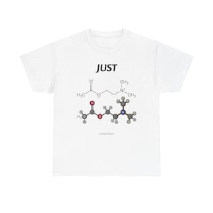 Könnte beinhalten: Weißes T-Shirt mit dem Wort „JUST“ über einer Darstellung der chemischen Struktur von Acetylcholin. Die Grafik verwendet rote, graue und schwarze Elemente und bietet ein wissenschaftliches Design.