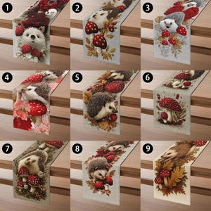 Puede incluir: Colección de nueve caminos de mesa con diseños de erizos y setas. Cada camino de mesa muestra una disposición diferente de erizos, setas rojas y follaje otoñal sobre un fondo neutro. Los diseños varían en composición y paletas de colores.
