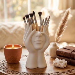 Jarrón de cerámica con forma de mano y rostro, soporte para brochas de maquillaje, decoración de mesa, maceta artística única, regalo para ella, decoración feminista, maceta surrealista con forma de cabeza, soporte de escritorio de belleza