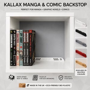 Può includere: Un fermalibri Kallax per manga e fumetti di colore bianco posizionato all'interno di uno scaffale quadrato. Il fermalibri è una barra rettangolare con la scritta FACE UP e motivi esagonali, che mantiene i libri allineati sul davanti.