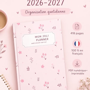 Peut inclure: Un agenda étudiant rose pâle 2026-2027 à motif floral. La couverture porte le texte "MON JOLI PLANNER" et "ANNÉE SCOLAIRE 2026-2027". Il contient 418 pages, est en français et constitue un fichier PDF numérique imprimable pour l'organisation quotidienne.