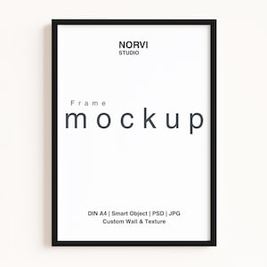 Könnte beinhalten: Ein schwarzer Rahmen mit dem Text "NORVI STUDIO" oben und "Frame mockup" in der Mitte. Der untere Teil des Rahmens enthält den Text "DIN A4 | Smart Object | PSD | JPG Custom Wall & Texture".